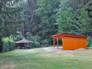 Elschbrunnen im Eichwieser-Tal mit Blockhütte